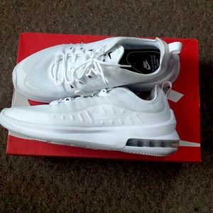 Women’s Nike air max axis